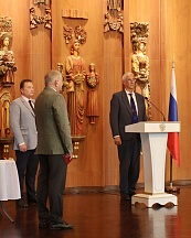 Церемония вручения паспорта гражданина Российской Федерации Мишелю Тарарину 