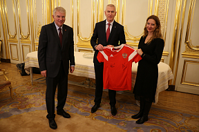 Remise des artefacts de la Coupe du monde de football 2018 en Russie au Musée national français du Sport
