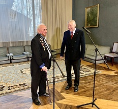 Remise de la médaille «75 ans de victoire» à Vladimir Vassilievitch Raspolykhine, vétéran de la Grande Guerre patriotique