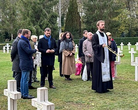 Cérémonie du dépôt de gerbes sur les tombes des soldats du Corps expéditionnaire russe au cimetière militaire de Saint-Hilaire-le-Grands