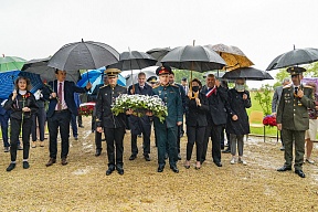 Мемориальная церемония в Нуайе-Сен-Мартен Мемориальная церемония в Нуайе-Сен-Мартен