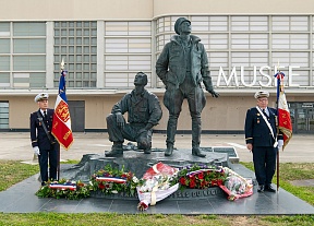 Cérémonie solennelle au monument de l’escadrille «Normandie-Niemen» Cérémonie solennelle au monument de l’escadrille «Normandie-Niemen»
