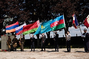 Cérémonie commémorative en l'honneur du 80e anniversaire de la Grande Victoire au cimetière militaire soviétique de Noyers-Saint-Martin