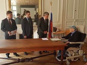 Sur la remise du passeport russe à l’artiste Cyrille Alexandrovitch Arnstam
