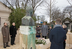 Dépôt de gerbe par l’Ambassadeur de Russie en France S.E.M. A.Meshkov Dépôt de gerbe par l’Ambassadeur de Russie en France S.E.M. A.Meshkov