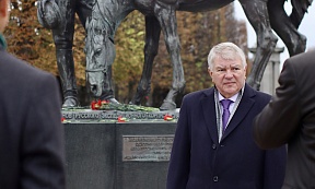 Церемония возложения венка к памятнику воинам Русского экспедиционного корпуса во Франции