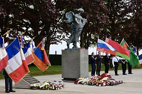 Cérémonie de dépôt de gerbes au cimetière militaire de Noyers-Saint-Martin