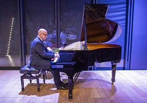Sur le concert du pianiste Yakov Ayvaz « Chefs d’œuvre du piano russes et français », Paris, 7 juin 2018