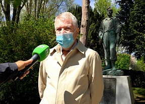 Возложение цветов к памятнику советским воинам Сопротивления Возложение цветов к памятнику советским воинам Сопротивления