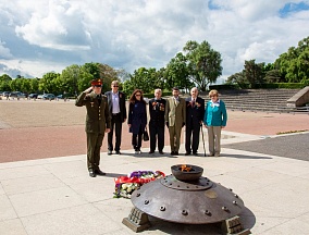 Sur le dépôt de gerbes devant le Mémorial de la France combattante
