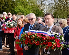 Cérémonie d'inauguration d'une plaque commémorative en l'honneur des soldats soviétiques