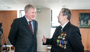 Remise de la médaille "75 ans de la Victoire" à Igor Lopatinsky Remise de la médaille "75 ans de la Victoire" à Igor Lopatinsky