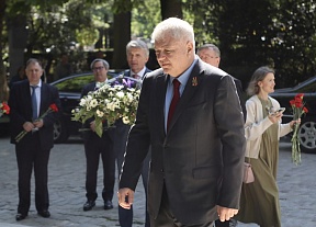 Cérémonie de commémoration au cimetière du Père-Lachaise