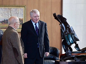 Cérémonie de remise d'une sculpture de Frédéric Maroselli à l'Ambassade de Russie en France